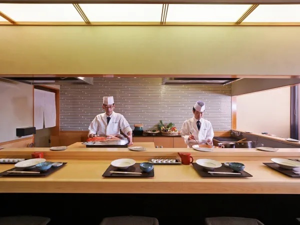 和モダンな店内で、料理人が技をふるうライブ感も魅力のひとつ。