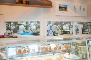 ショーケースの奥はオープンキッチンになっており、お客様の喜ぶ顔を直接見ることができます♪