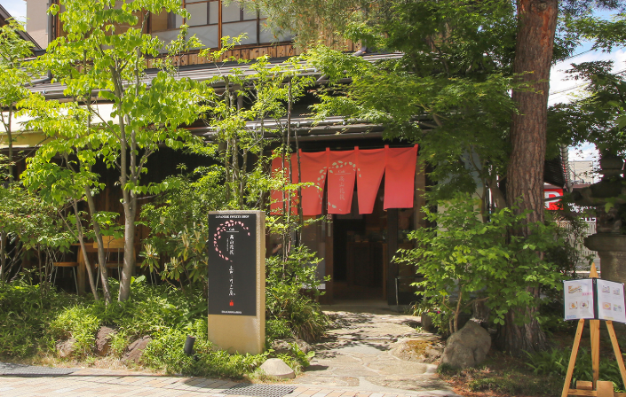 恵那川上屋商品のお買い物と喫茶が両方楽しめる「高山花筏店」