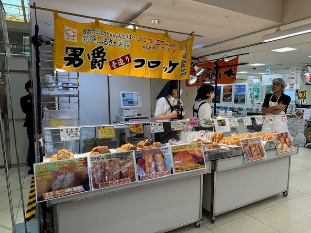 “また来てね”と声が飛ぶ、ファンの多い北海道物産展の売場。