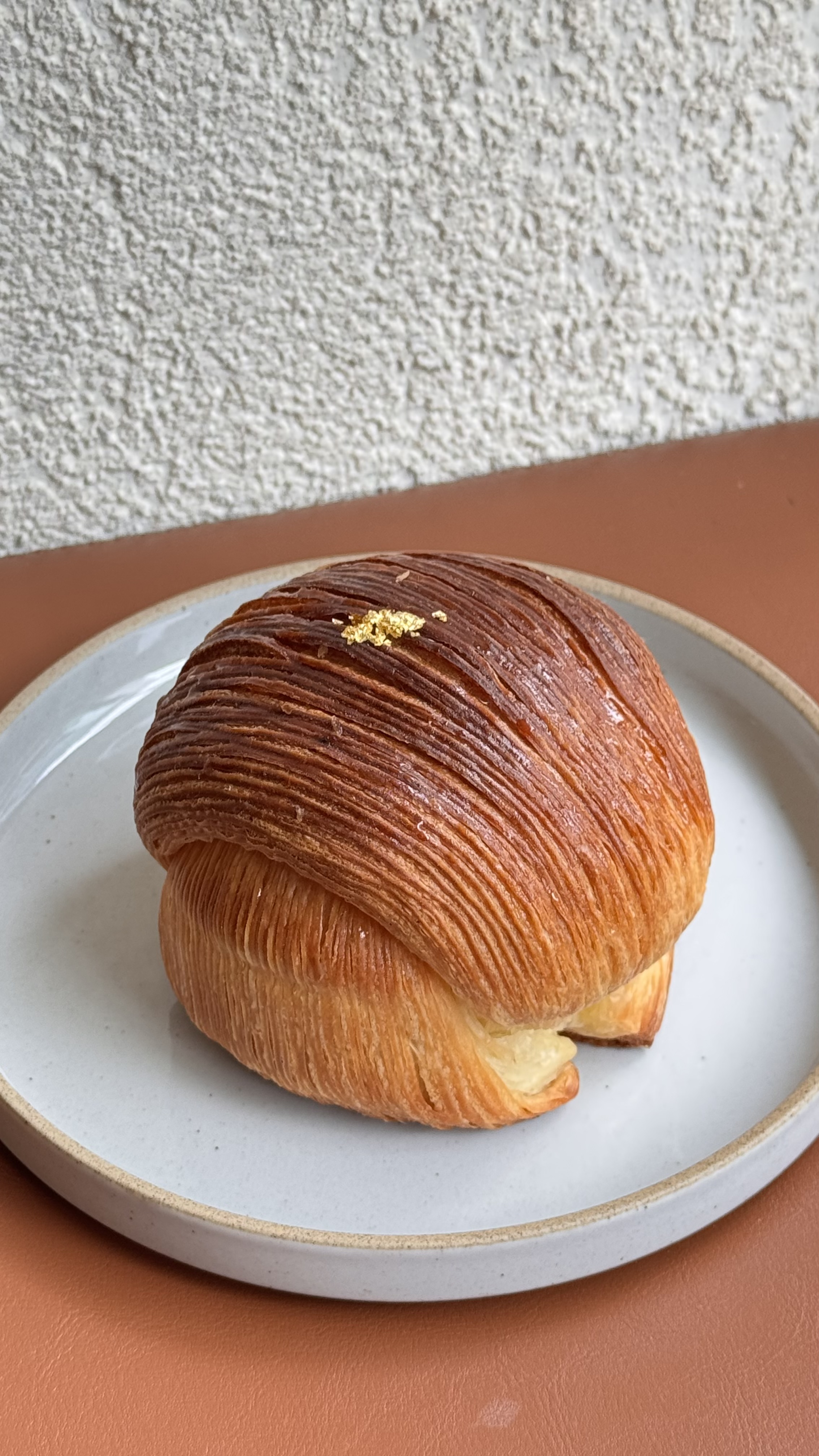 職人の手仕事が光る、繊細な層と美しい焼き色のクロワッサン。