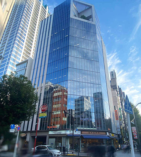 本社が店舗から徒歩1分ほど。社員も頻繁に来店するためサポートの体制はしっかり整っています。