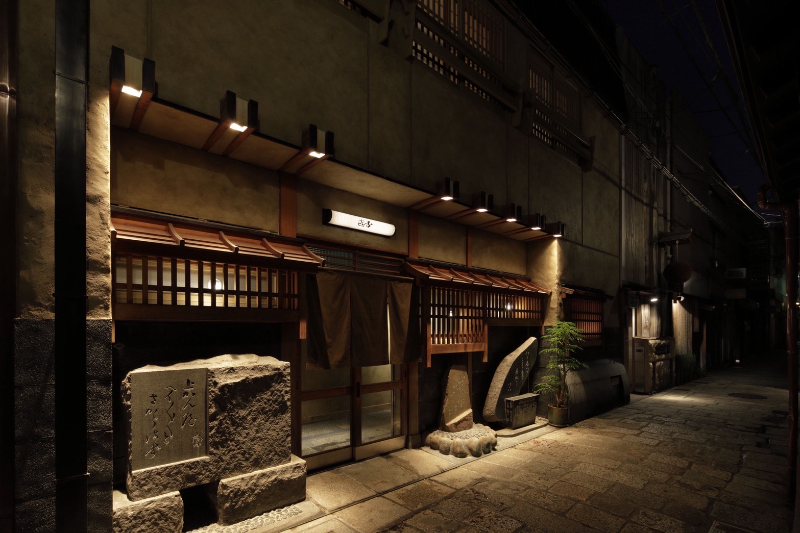 大阪・道頓堀や法善寺を訪れる世界各国のゲストをお迎え。語学に興味がある方にも刺激的な職場です。