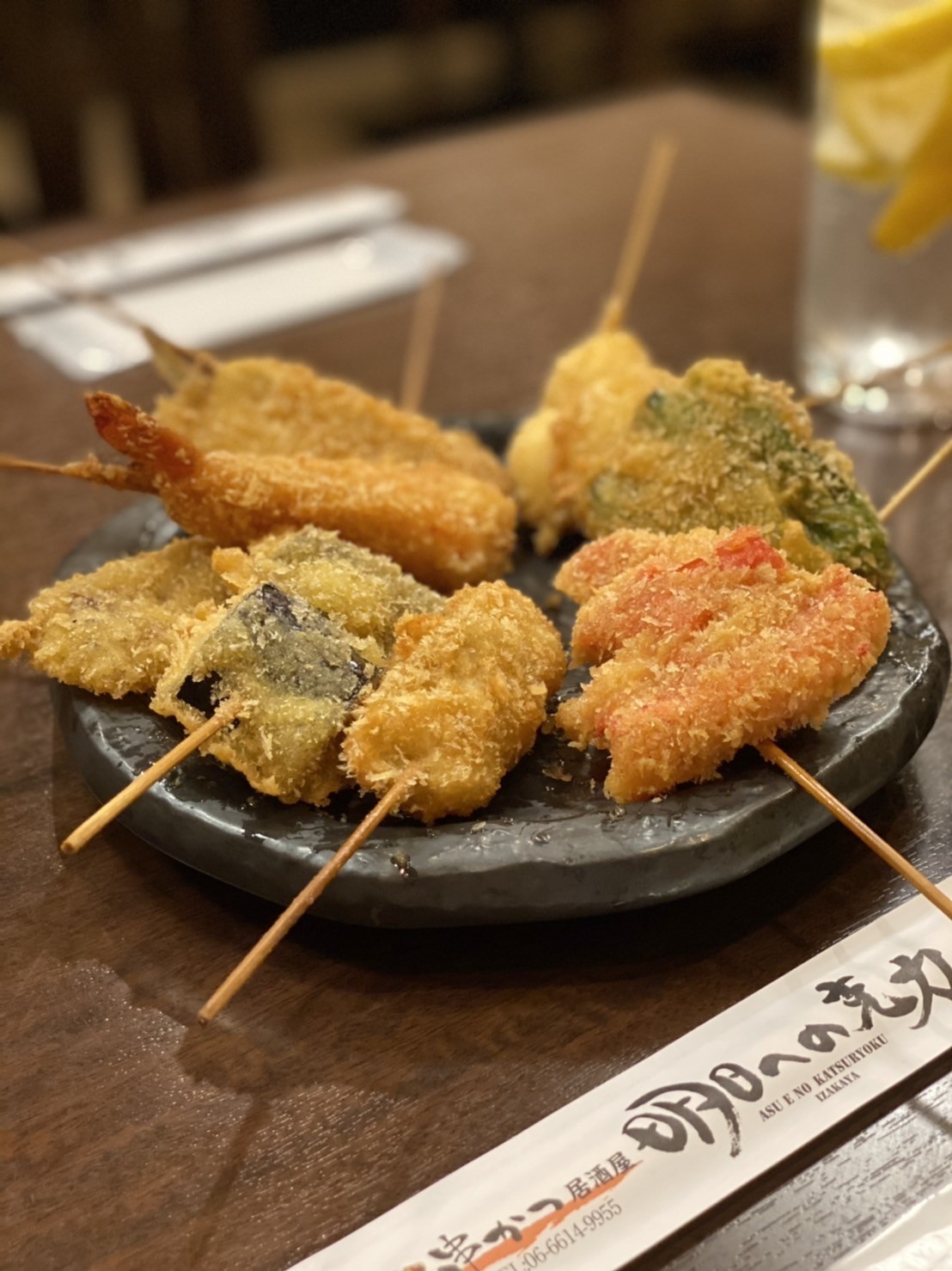 1本ずつ丁寧に揚げた串カツは、衣の薄さと揚げたて感が自慢。見た目の美しさにもこだわっています!
