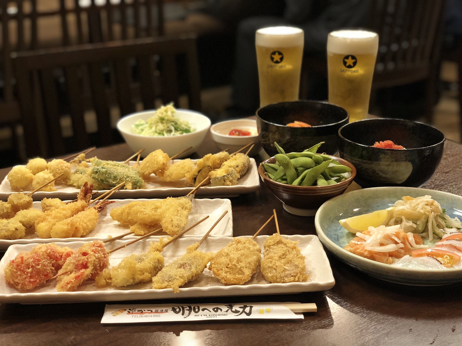夜は“明日への克力”として居酒屋営業。串カツとお酒で、賑やかに盛り上がるひとときを♪