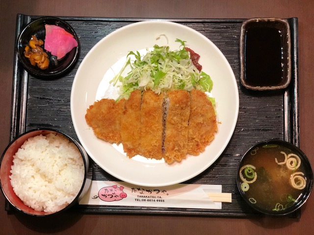 昼は“たなかつや。”として営業。サクッと揚がったとんかつとボリューム満点の定食が人気◎