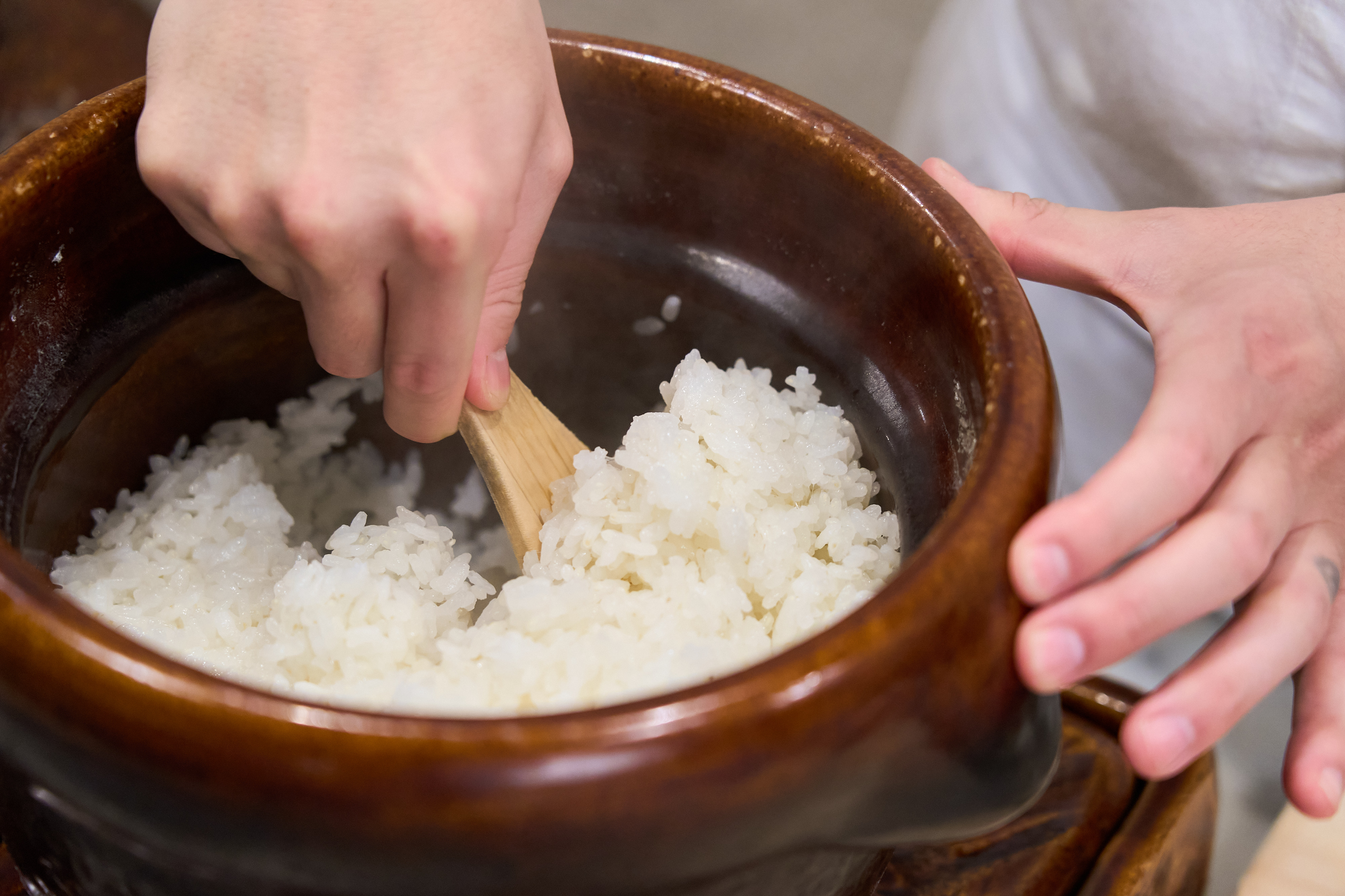 麻布十番の地下に広がる、洗練された静謐の空間。完全予約制の割烹『こめを』が描く、ひと皿の物語。