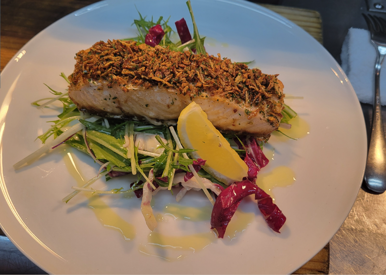 朝は宿泊ゲスト向け、昼はビジネスランチ、夜はバル風ディナー。時間帯ごとに違う表情を見せる現場♪