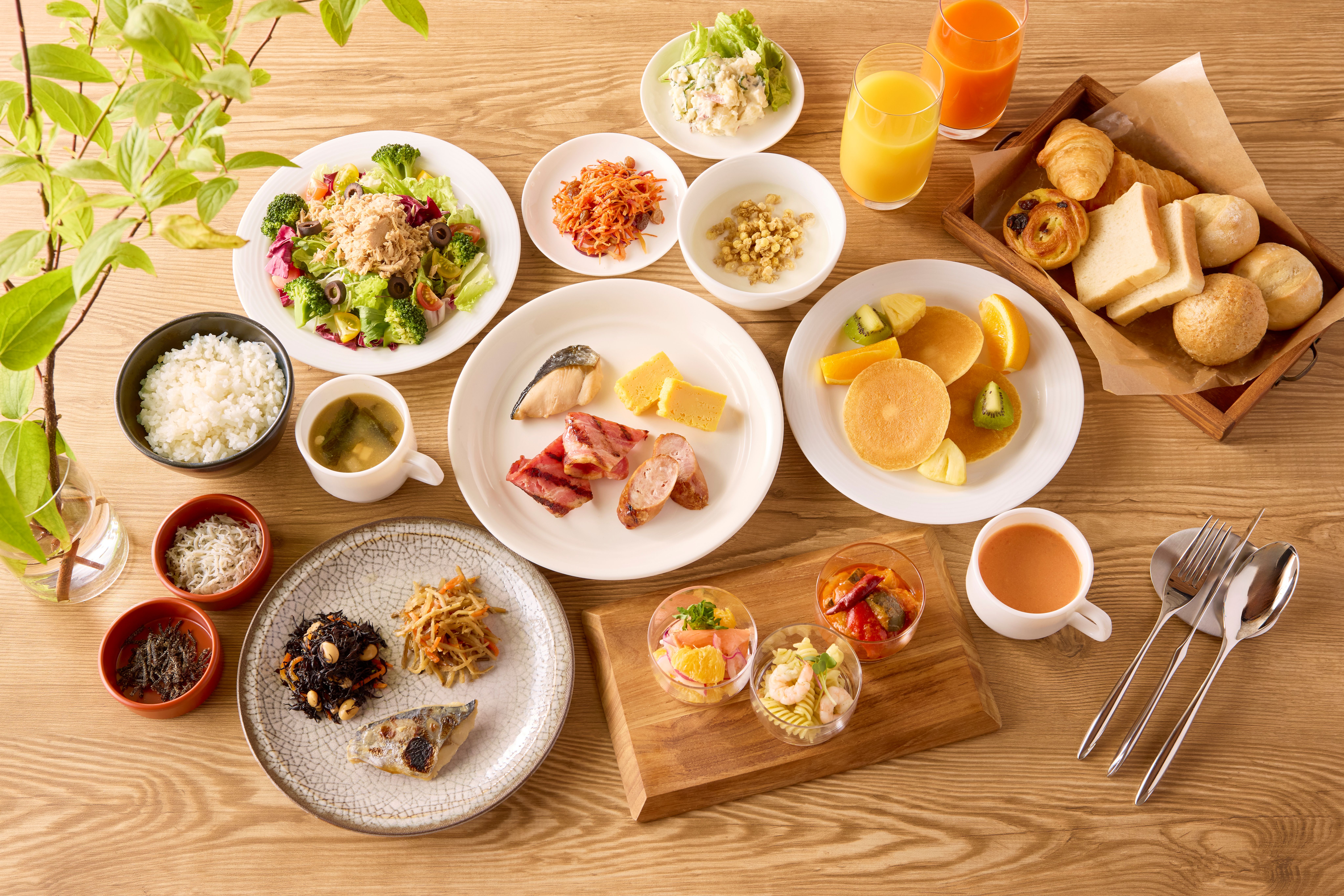 朝は宿泊ゲスト向け、昼はビジネスランチ、夜はバル風ディナー。時間帯ごとに違う表情を見せる現場♪