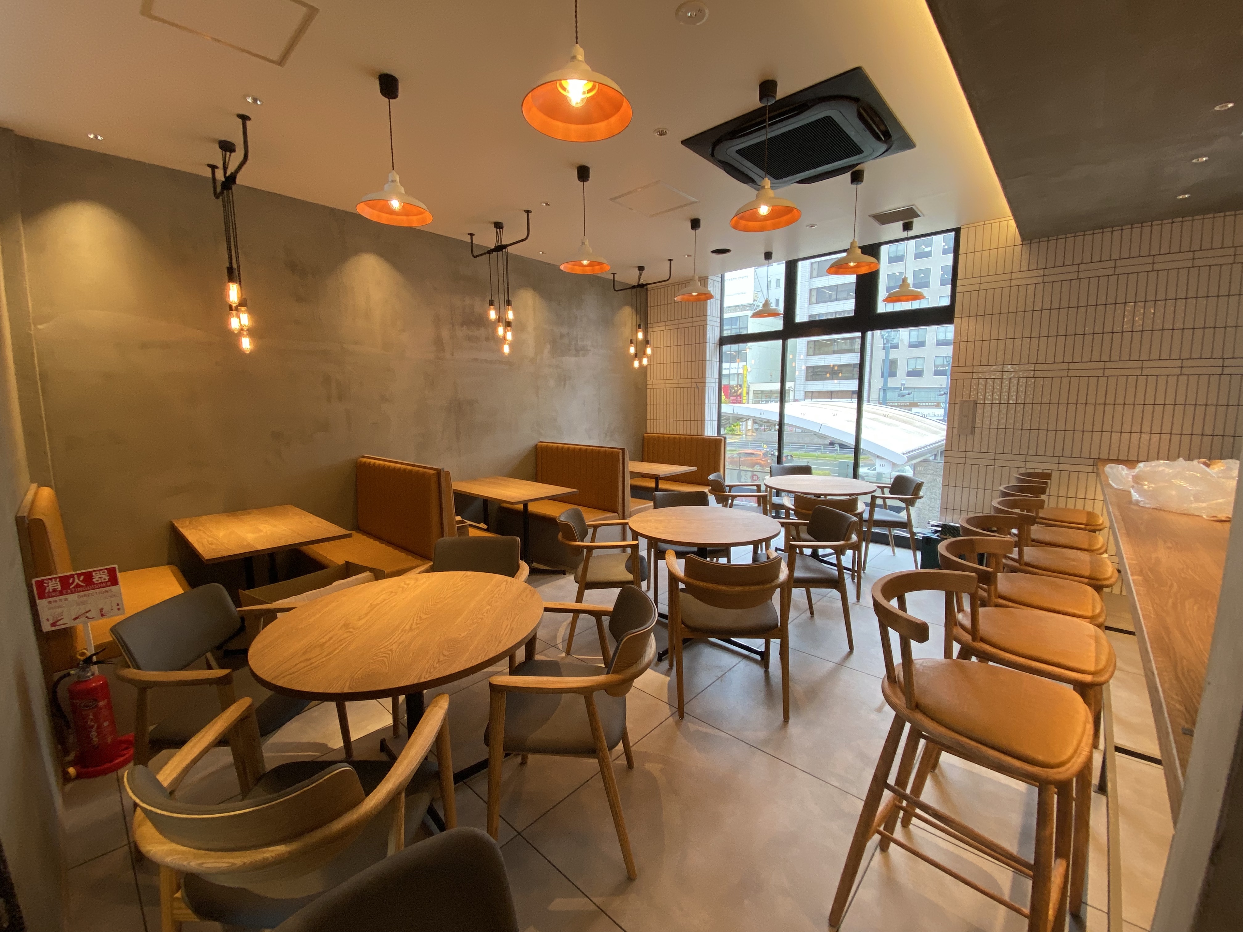 広島の新名所「シミント」で、開放感たっぷりのオシャレ空間を演出しています。