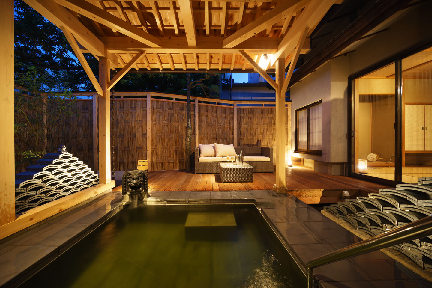 働いたあとは“美肌の湯”でリフレッシュできます♪