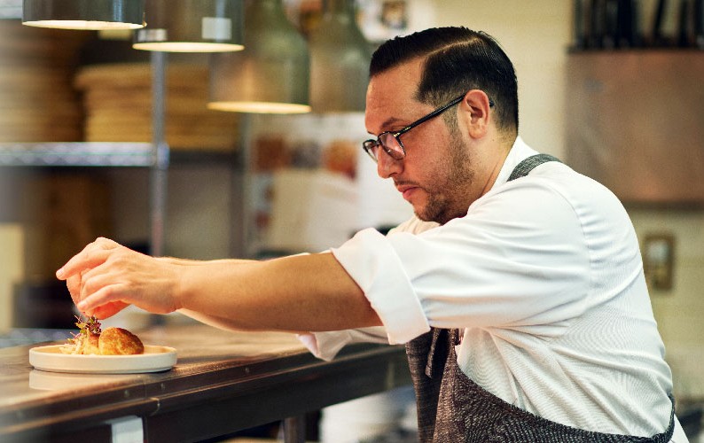 世界の会員が集うクラブで、ペストリーやベーカリーを届ける。