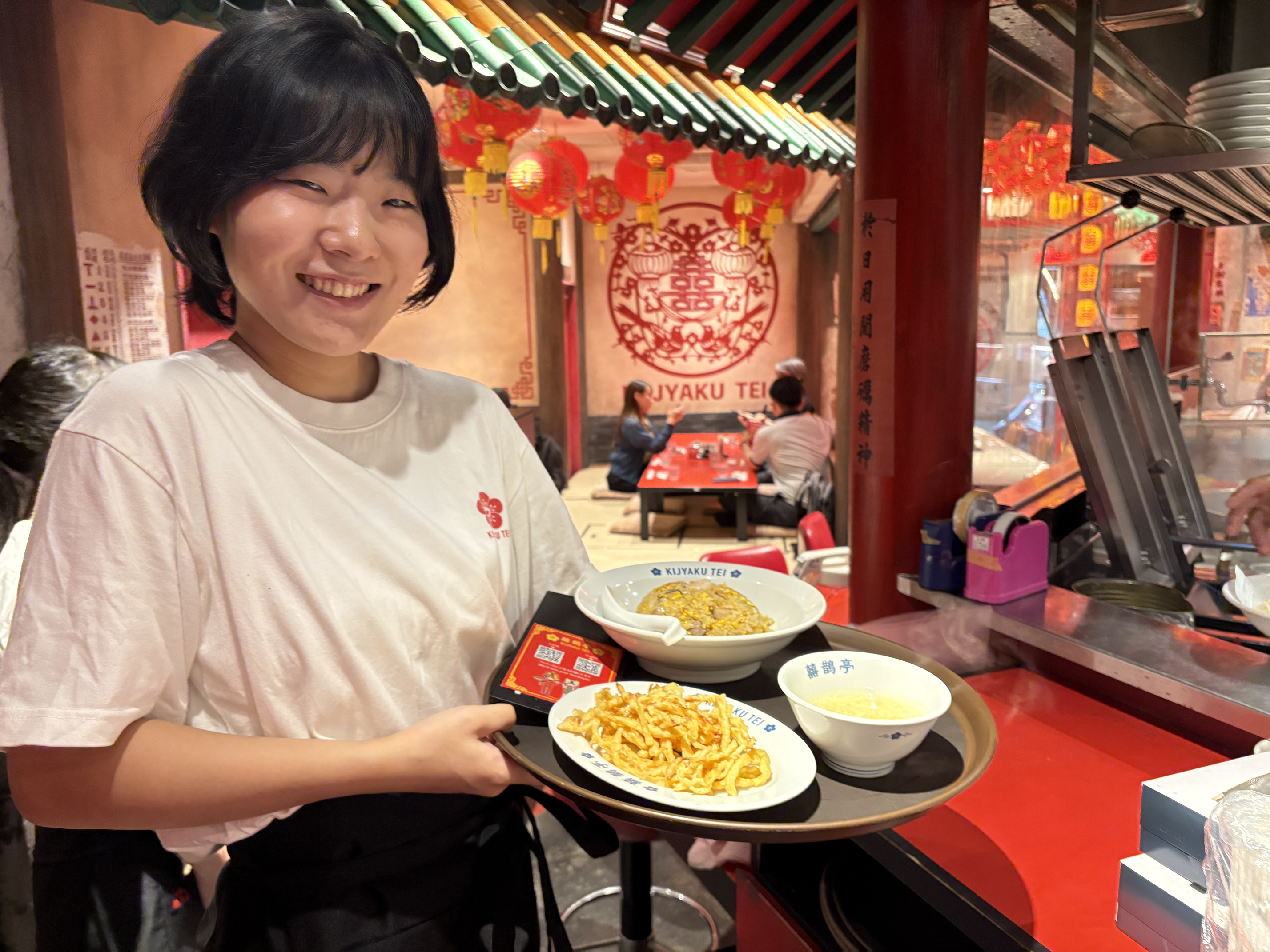 村上隆がプロデュースする話題の町中華『囍鵲亭』でホールスタッフを募集。