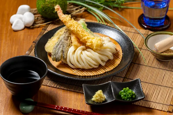 「自家製麺×出汁×揚げたて」——素材と手間ひまをかけた“本気の一杯”をお届けします。