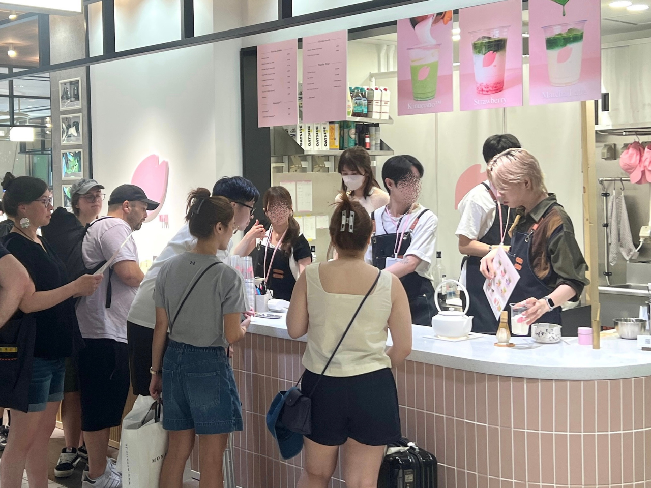 お客さまは外国の方が9割。英語での接客が中心なので、語学スキルを伸ばしたい方にも◎