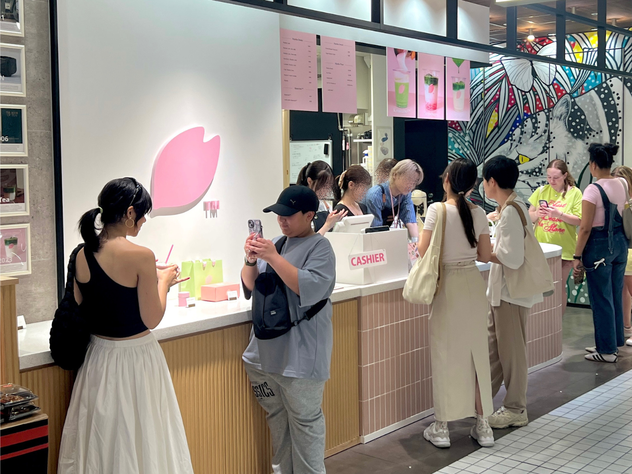 10代〜20代活躍中!お互いを尊重し合える温かな職場です♪