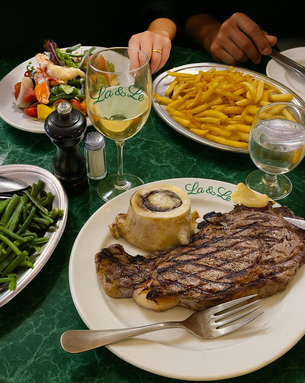 明るい仲間と一緒に、一皿ずつ丁寧に。自分の成長を感じられる環境です。