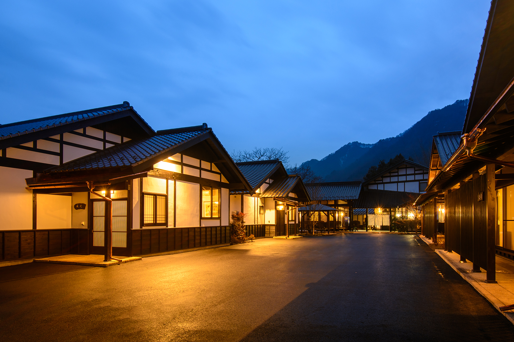 歴史を感じる趣の建物で、心地よい時間を届ける旅館です。