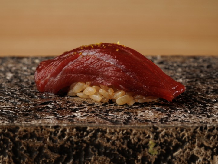 カウンター8席という限られた空間だからこそ、お客様一人ひとりに深く向き合った接客が実現できる環境です