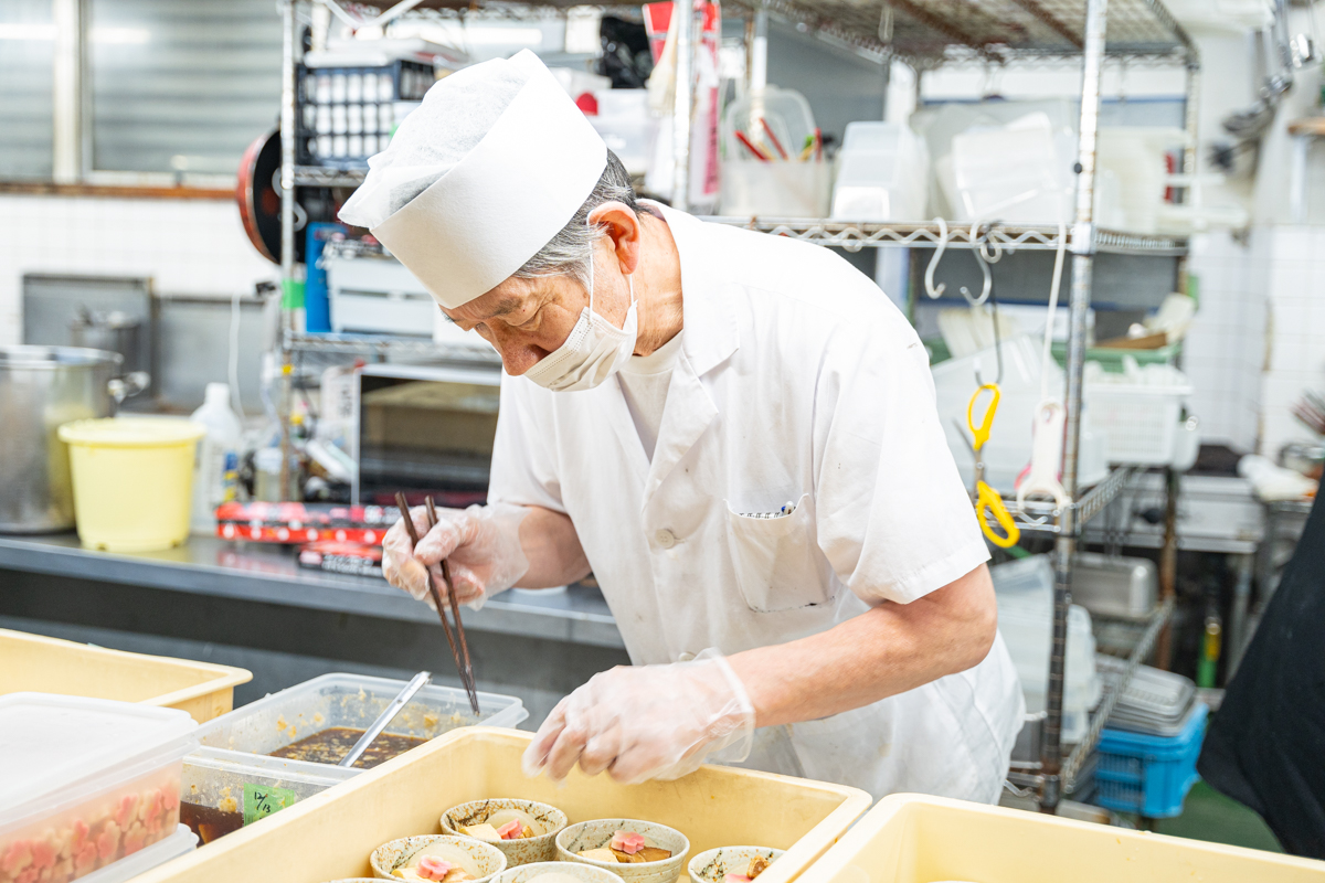 細やかな盛り付けも、料理人としての大切な技。