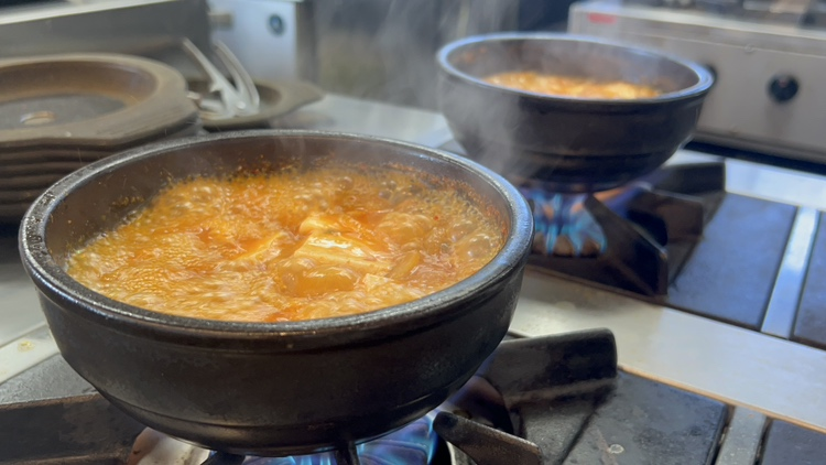 まずは、カルビ丼・スン豆腐などの調理・接客から！徐々に店舗運営もお任せします！