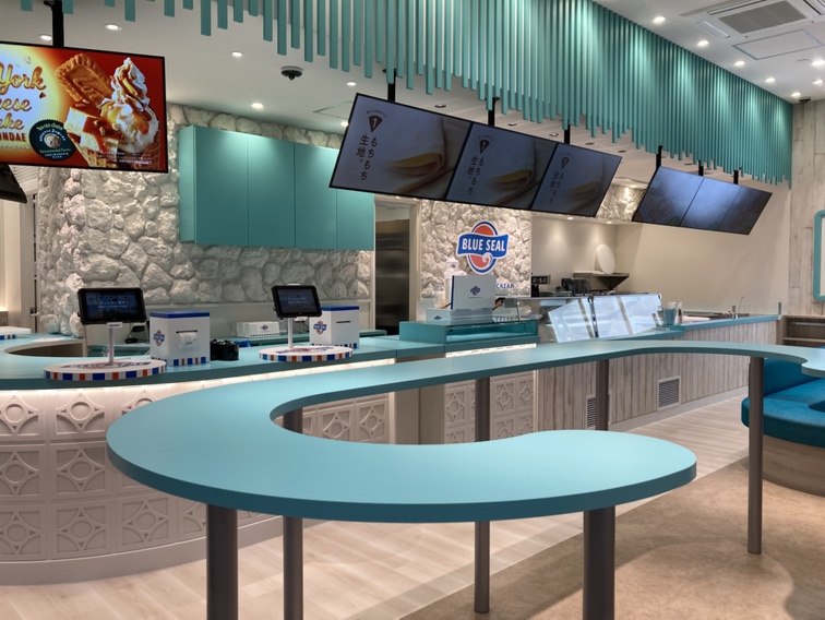 沖縄ブルーを基調とした店内！