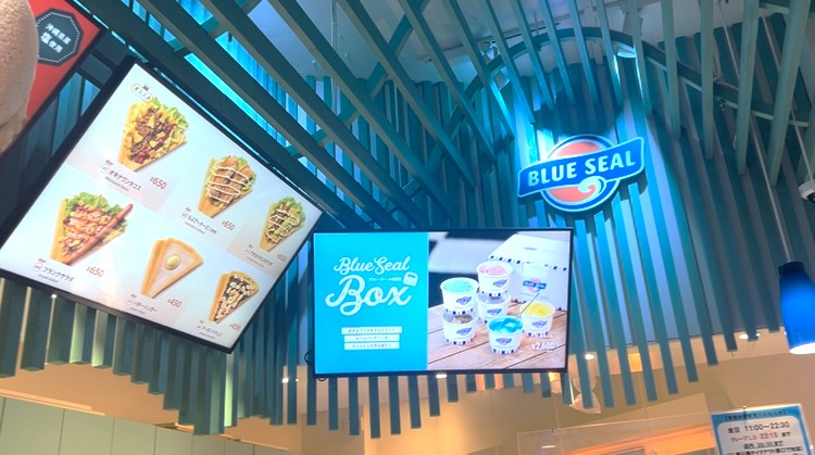 沖縄ブルーを基調とした可愛い店内です!