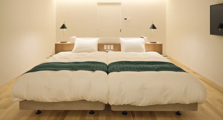 全2室のスイートルームのみで構成された 1日2組だけの宿です。専用の温泉、サウナ、薪ストーブ付き。