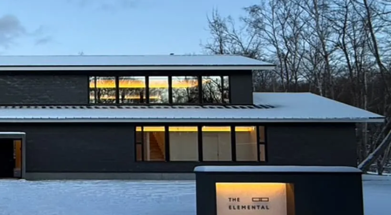 湖と森の色調に静かに溶け込み、自然と調和するデザインにこだわりました。