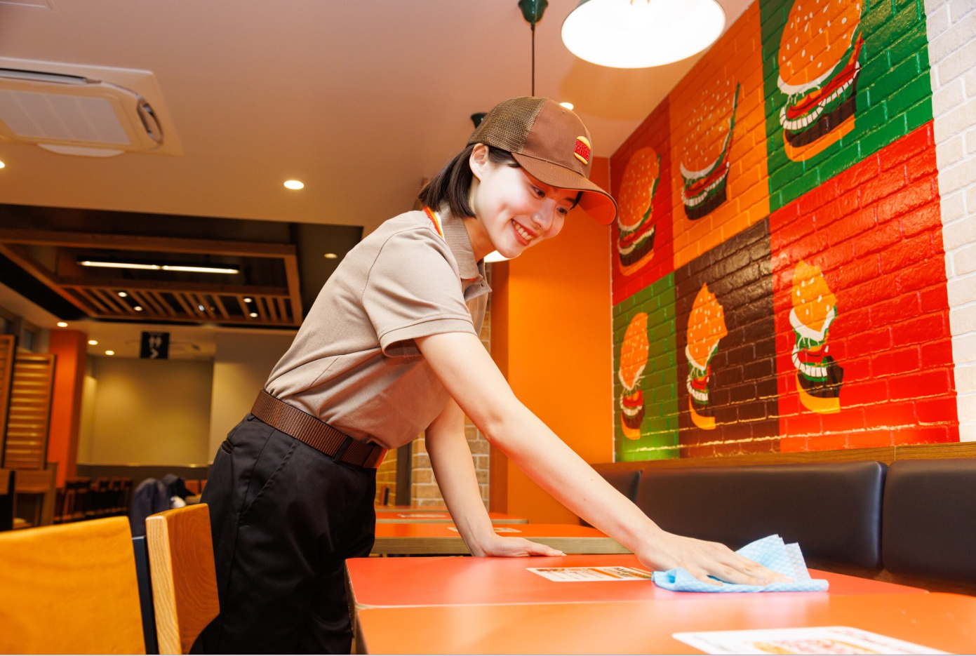 研修からスタート。接客もキッチン補助も、基本から丁寧に身につく。