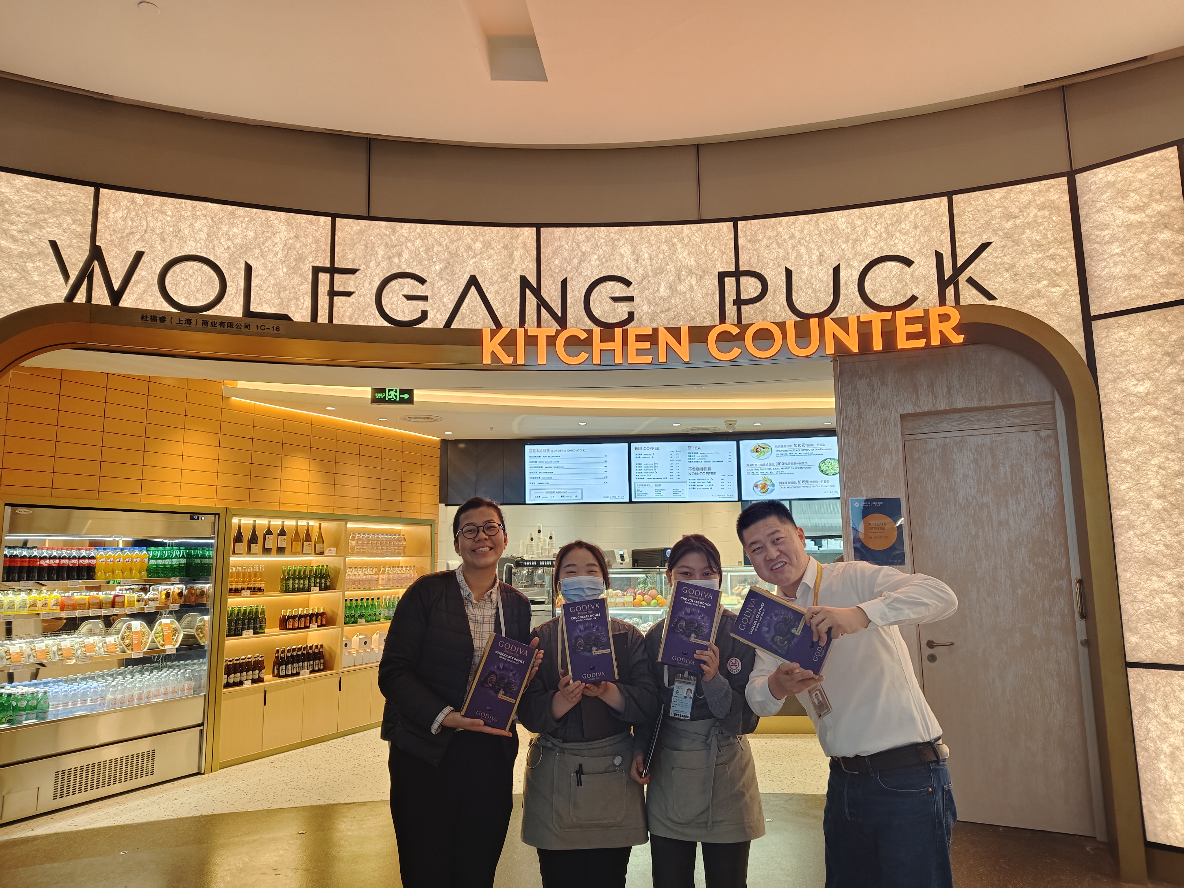 チームワークが自慢。オープニングもみんなで支えます！