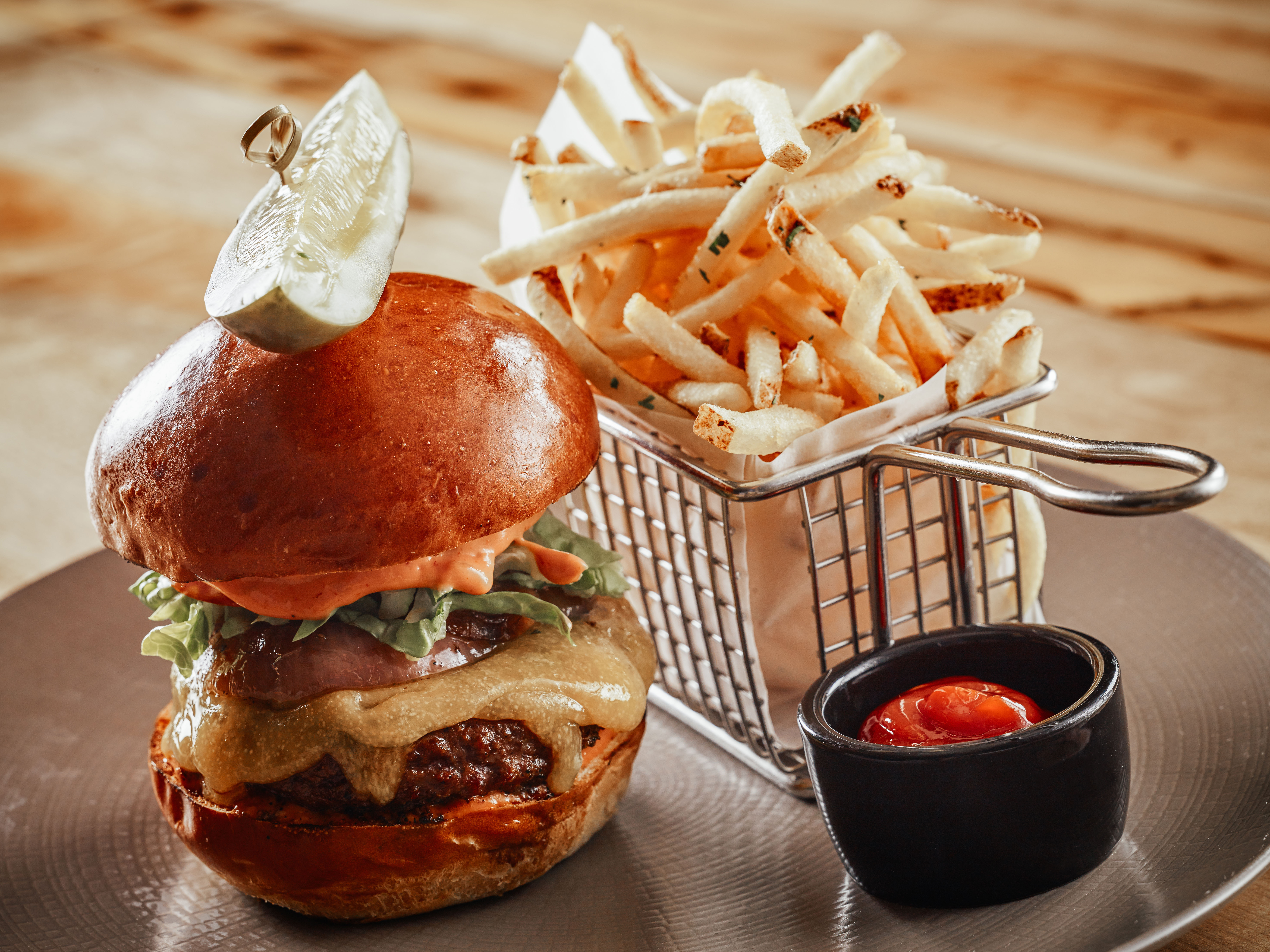 定番こそ、最高品質で。バーガーも一番おいしい瞬間を届ける。