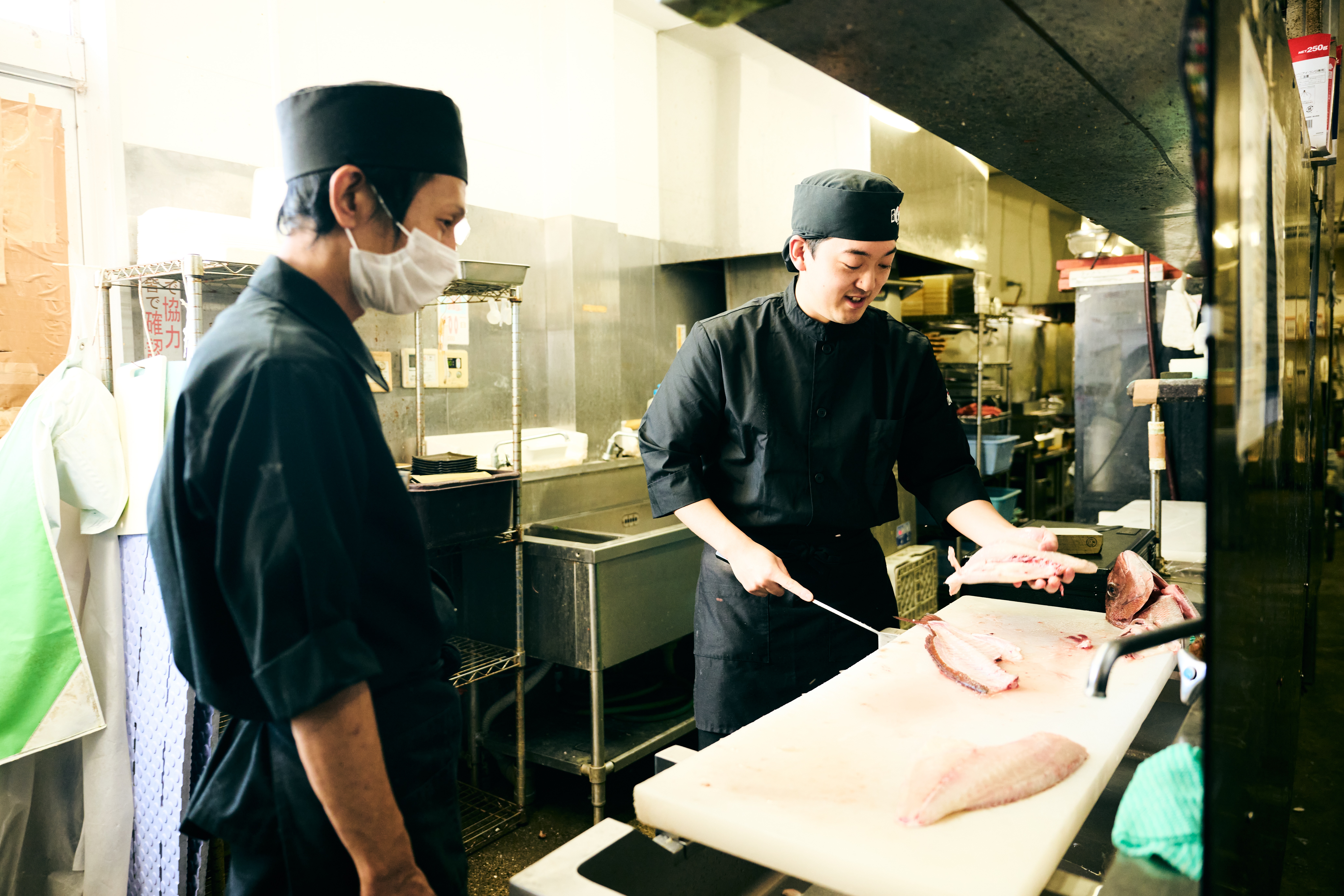 包丁の握り方や魚の知識もゼロから習得可能。調理経験のない方も、一歩ずつ着実に成長できる環境です。