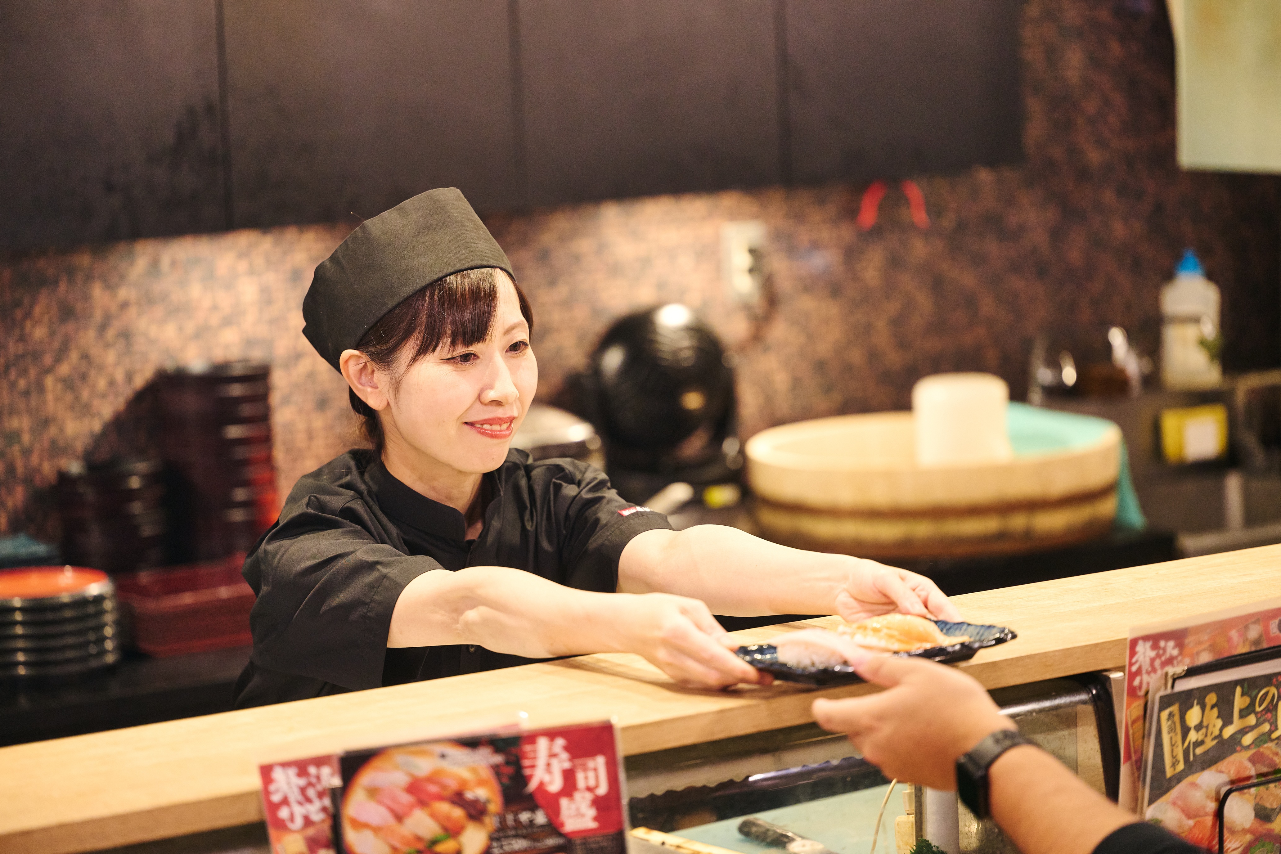 「また来たい」と言っていただけるお店を、あなたの手で。地域とのつながりを感じながら働ける職場です。