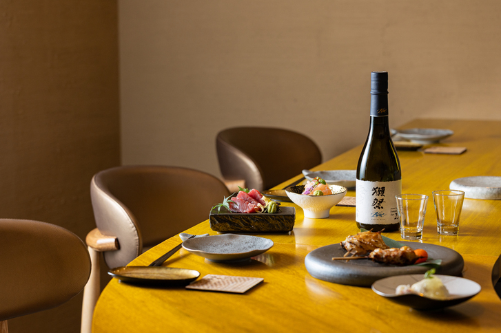 丹波黒どりの焼き鳥や生簀の鮮魚、原始焼きなど、銀座の地で多岐にわたる専門的な和食技術を習得できます。