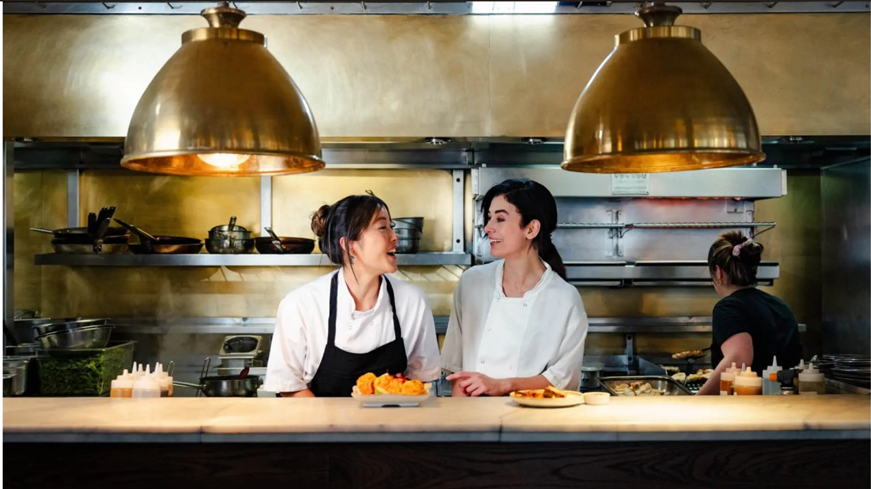 年齢や経験、ジェンダーにとらわれず、多様なスタッフがチームワークを発揮しながら働いています。