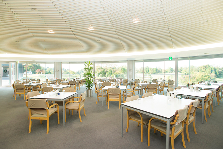 平日はシニア層のお客様が中心。ゆったりとした空間で、 丁寧なサービスを大切にしています。