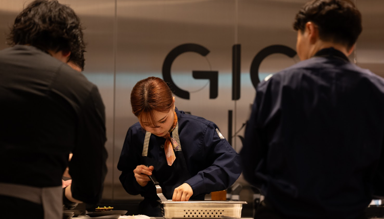 20〜30代が中心。 年次に関係なく、全員でメニューを開発します。