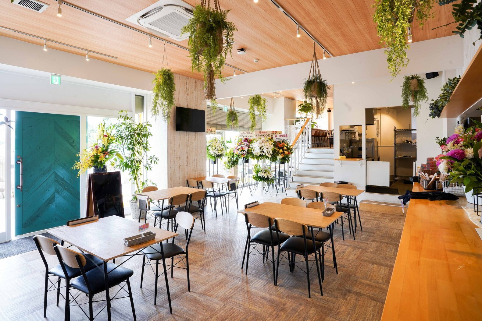 明るく開放的な空間で、観光客にも地元常連にも愛されるおしゃれなカフェダイナーです