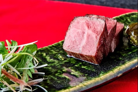 料理に合わせた日本酒やワインの提案にも携われます。ソムリエ資格取得後は手当がつき、給与アップも◎