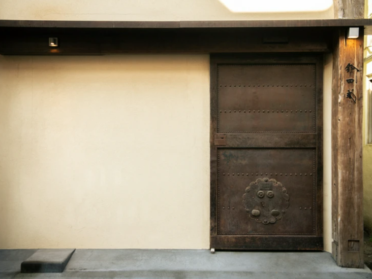 薪の火が入る音とともに、静かに立ち上がる西麻布のカウンター日本料理