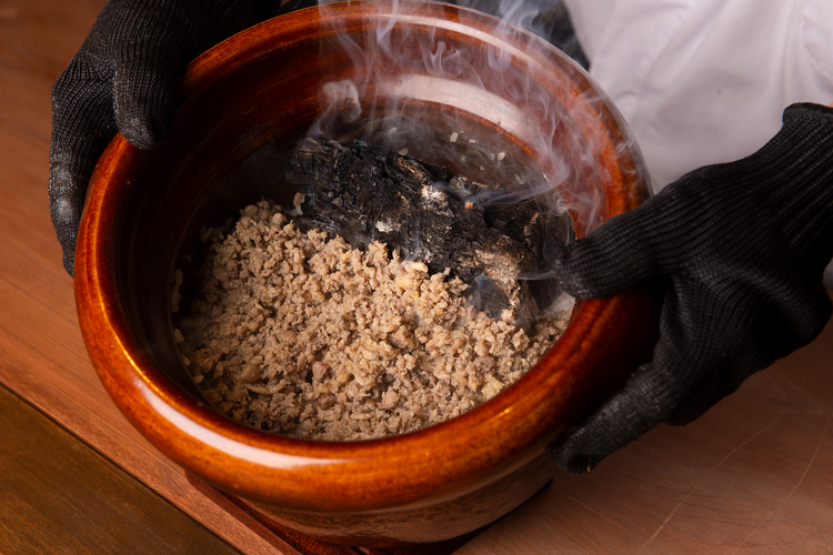 素材・火入れ・器まで細部にこだわる料理づくりを大切にしています。