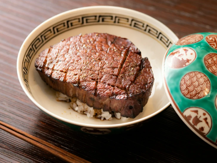 薪の香りが広がる中で、一皿ずつ整えられていくおまかせコース