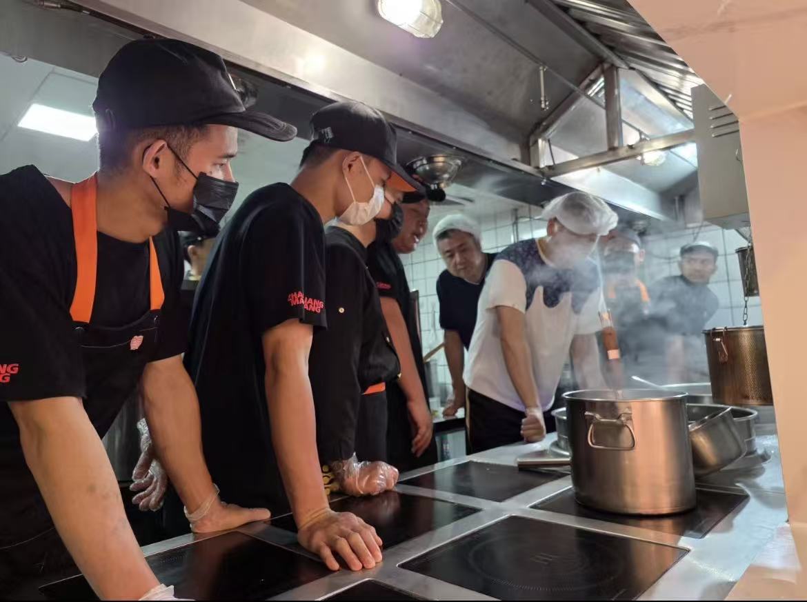 月給38万~45万円。イオンモール出店ならではの安定集客と働きやすい環境です(写真はバンコク市内店)