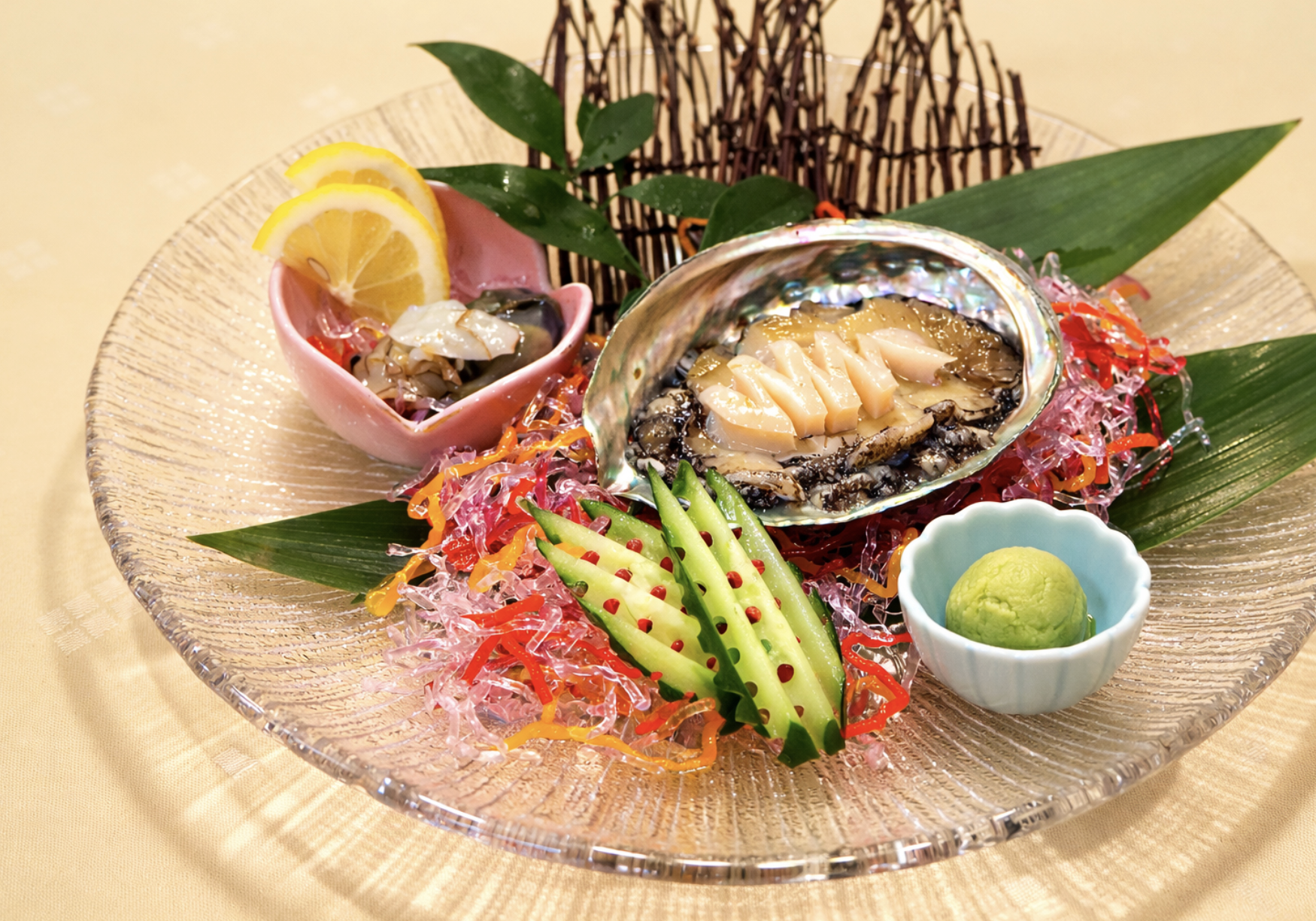 地元・熱海の新鮮な食材を活かし、滞在の記憶に残る料理を提供しています