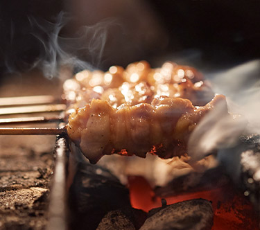 紀州備長炭で丁寧に焼き上げる伊達鶏。最高の焼き加減を追求できます。