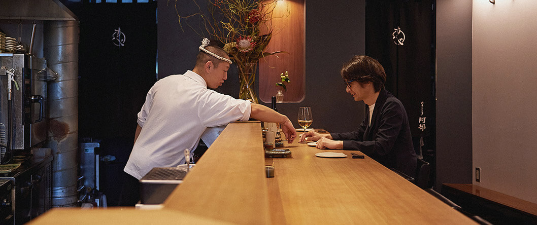 カウンター越しの接客も大切な仕事。お客様との会話も楽しめる環境です