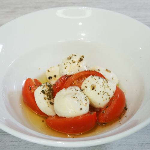 気軽につまめる料理から、しっかり食事として楽しめるメニューまで幅広く提供しています。