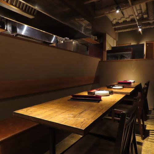落ち着いた雰囲気の店内。料理を通して、お酒と食事を楽しめる時間をつくっていきましょう。