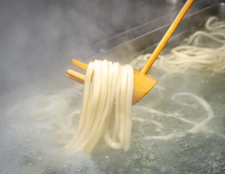 圧力鍋で茹でるモチモチ麺。品質を守り、スタッフへ伝えていきます。
